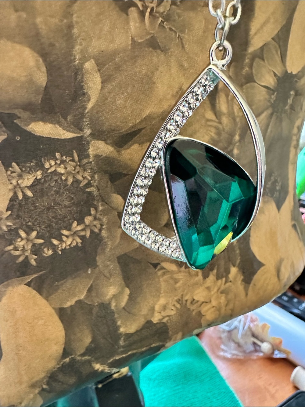 Source Unknown Deep Green Faceted Crystal Pendant Necklace